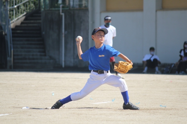投げる野球少年